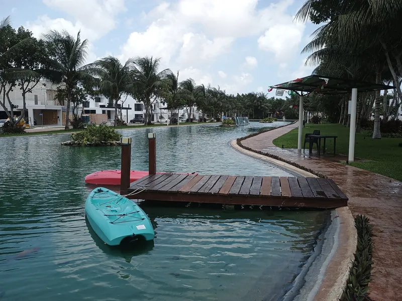 Muelle y kayak sobre el río del residencial