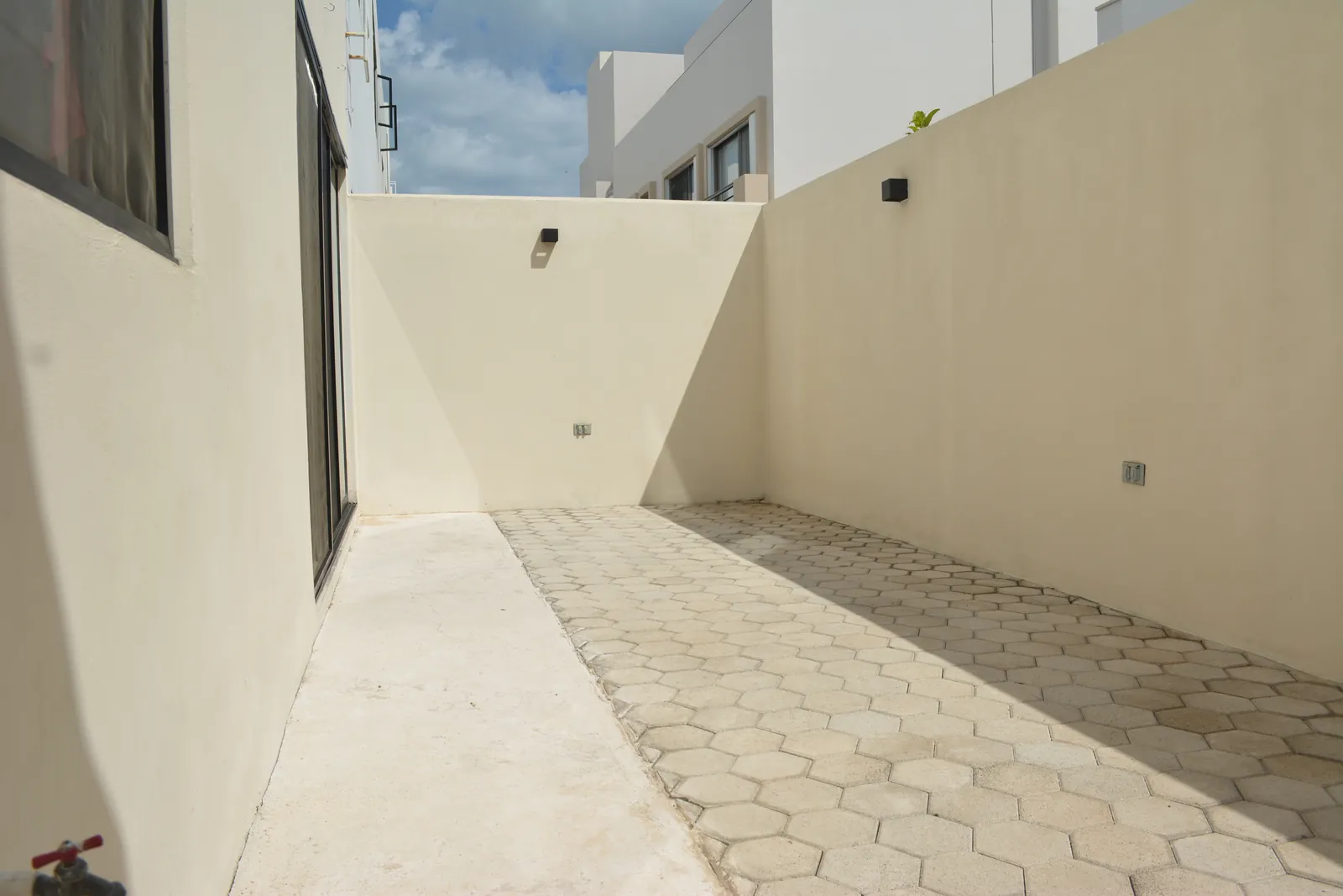 Patio con pavimento hexagonal (registro histórico)